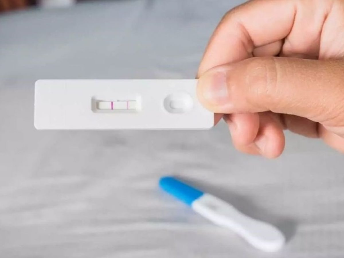 Thử thai quá sớm hoặc quá muộn có thể khiến que thử thai hiện không rõ vạch 