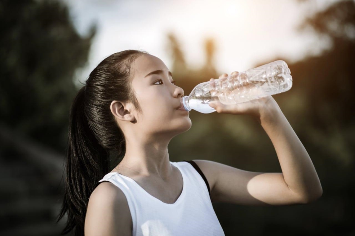 Uống 1 cốc nước trước khi ăn sẽ giúp bạn ăn ít hơn 