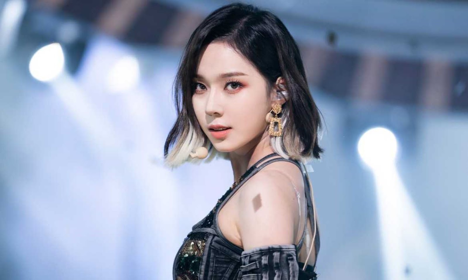 Kiểu tóc uốn nắn đuôi nhuộm highlight chan chứa văn minh và tươi trẻ