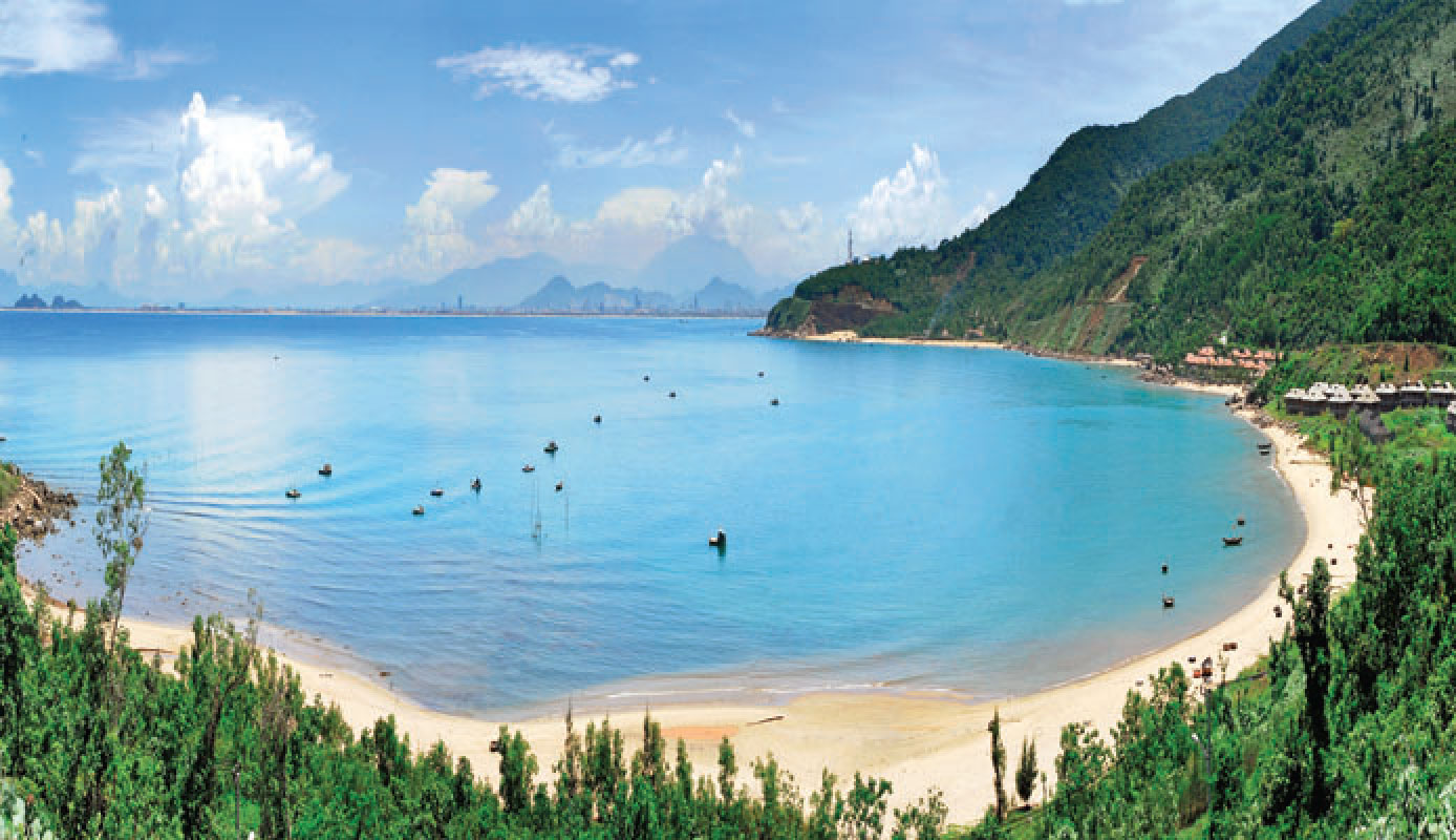 Bãi Bắc nổi tiếng với nước biển trong xanh, bờ cát trắng mị và núi đồi trùng điệp tuyệt đẹp 