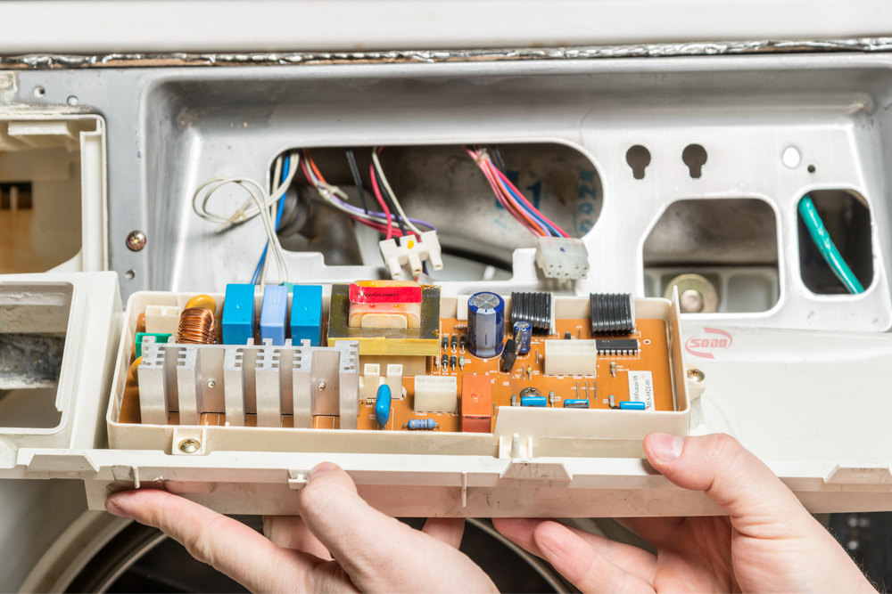 Hỏng board mạch điều khiển là nguyên nhân máy giặt báo lỗi IE