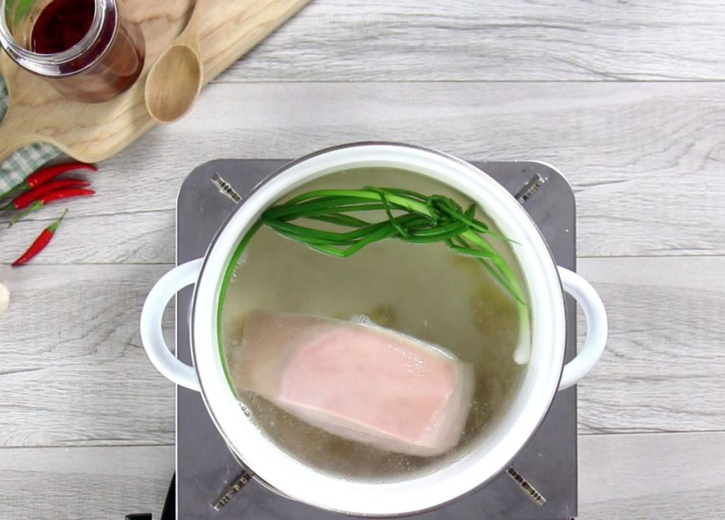 Luộc thịt trước khi chiên giúp thịt được chín đều và loại bỏ bớt mỡ thừa
