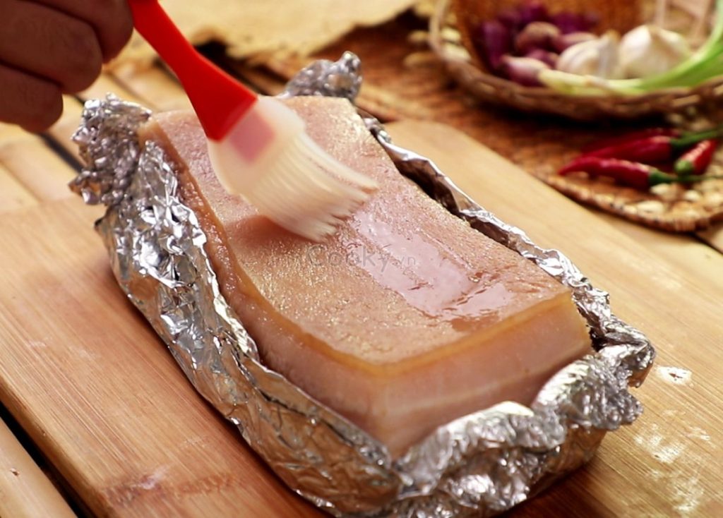 Xăm da và quét giấm cho thịt giúp bì nở đều và loại bỏ vi khuẩn