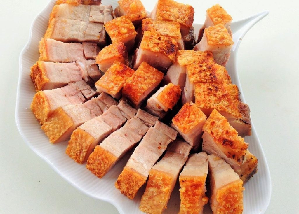 Thành phẩm cho ra những miếng thịt heo vàng giòn và đậm vị