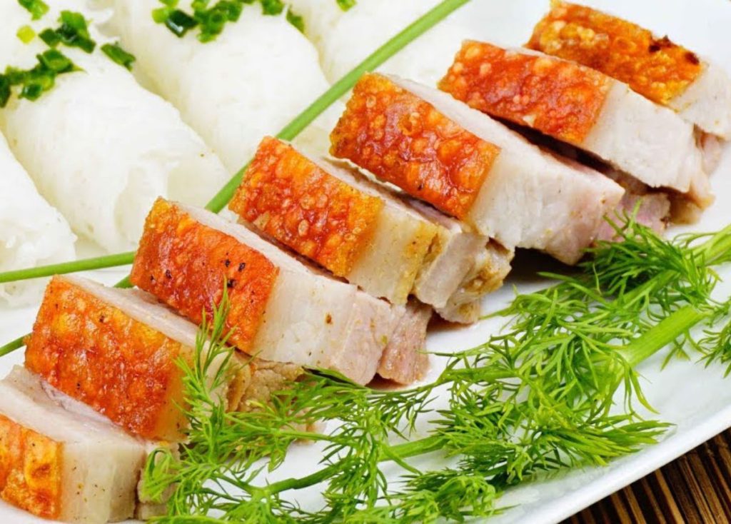 Hâm nóng thịt heo quay bằng nồi chiên không dầu chỉ mất khoảng 10-15 phút