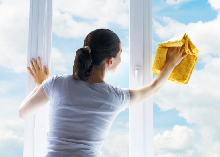 15 Cách lau kính sạch, sáng bóng, nhanh, đơn giản nhất