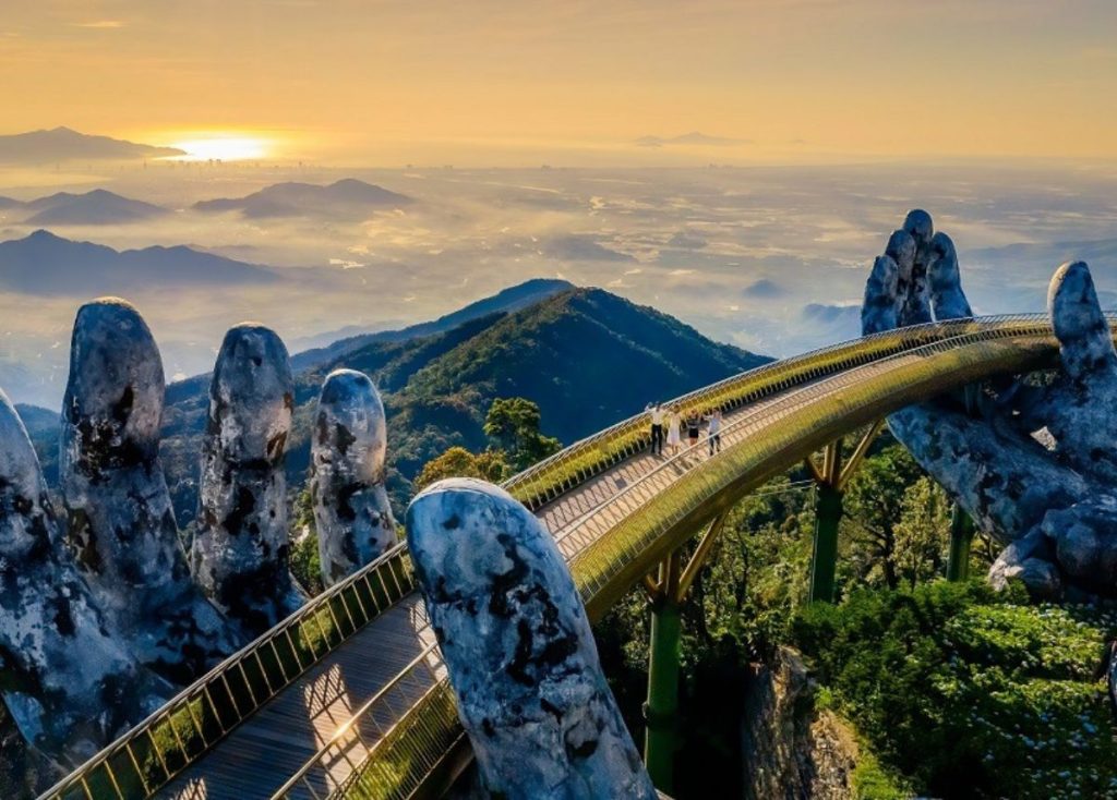 Hình ảnh Cầu Vàng rực rỡ giữa núi trời Đà Nẵng 