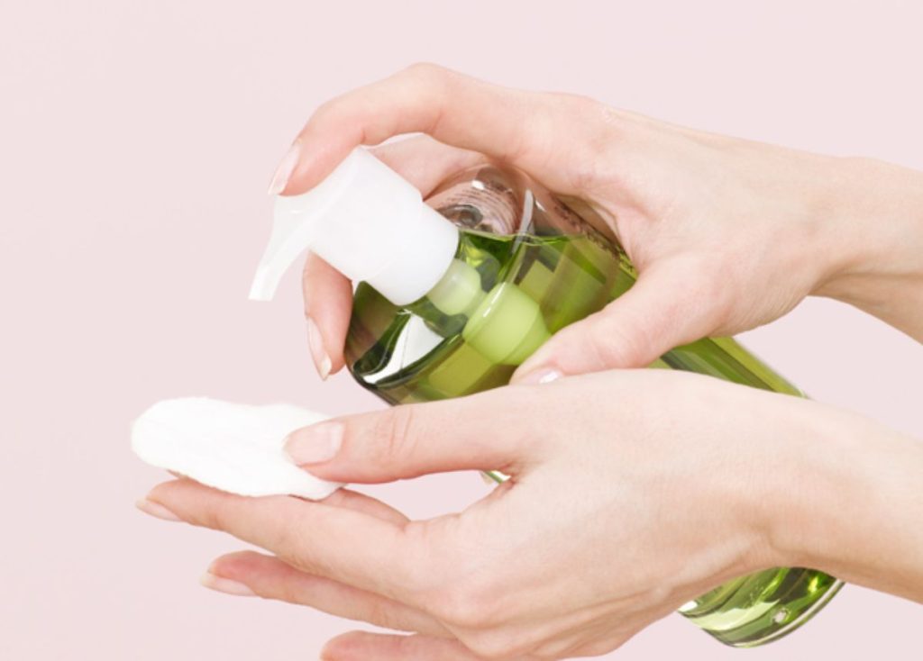 Sử dụng dầu tẩy trang khi trang điểm đậm