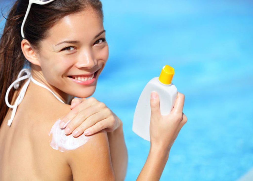 Sử dụng kem chống nắng để bảo vệ làn da khỏi tác hại từ môi trường xung quanh