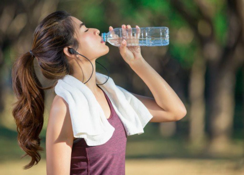 Uống nước đầy đủ mỗi ngày giúp da đủ độ ẩm và khỏe mạnh