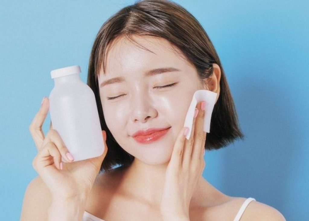 Sử dụng tẩy trang giúp loại bỏ bụi bẩn, dầu thừa cho da sạch sâu