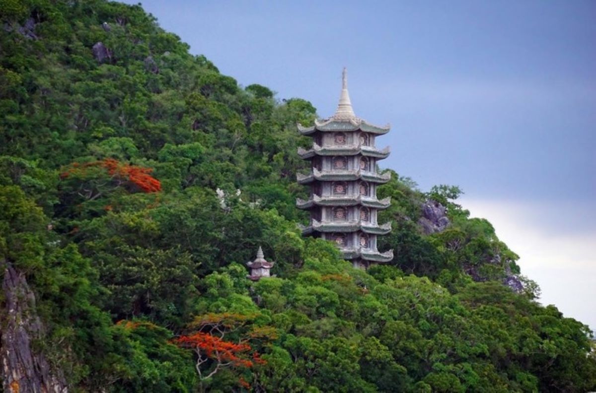 Khung cảnh hùng vĩ xung quanh chùa Linh Ứng Ngũ Hành Sơn Đà Nẵng 