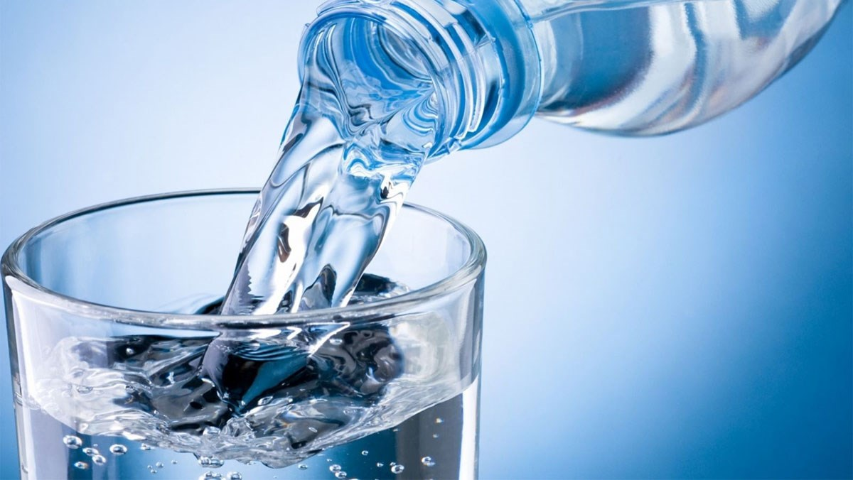 Uống nước trước mỗi bữa ăn giúp bạn giảm thiểu lượng calo nạp vào cơ thể 