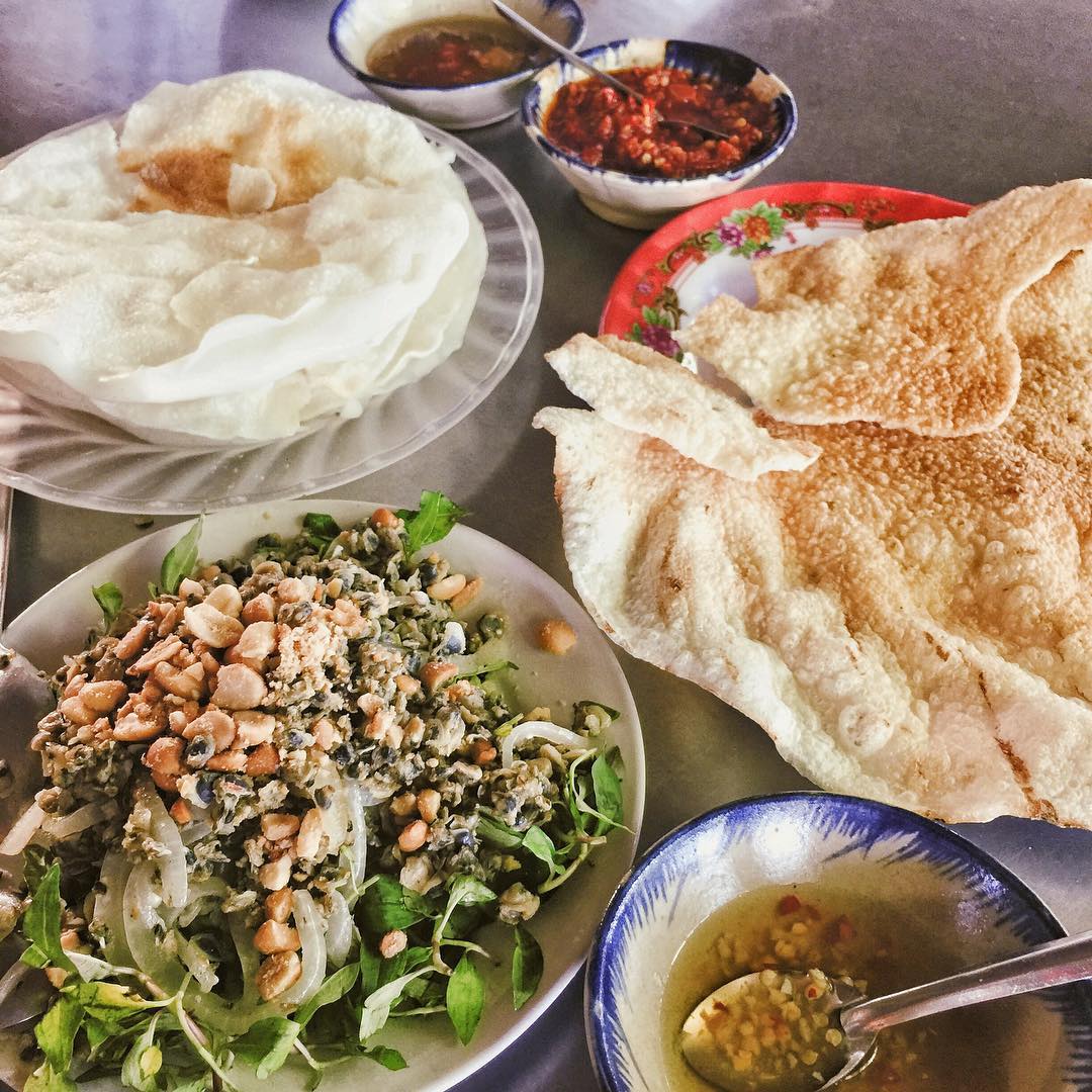 Bánh đập hến xào quán Bà Già