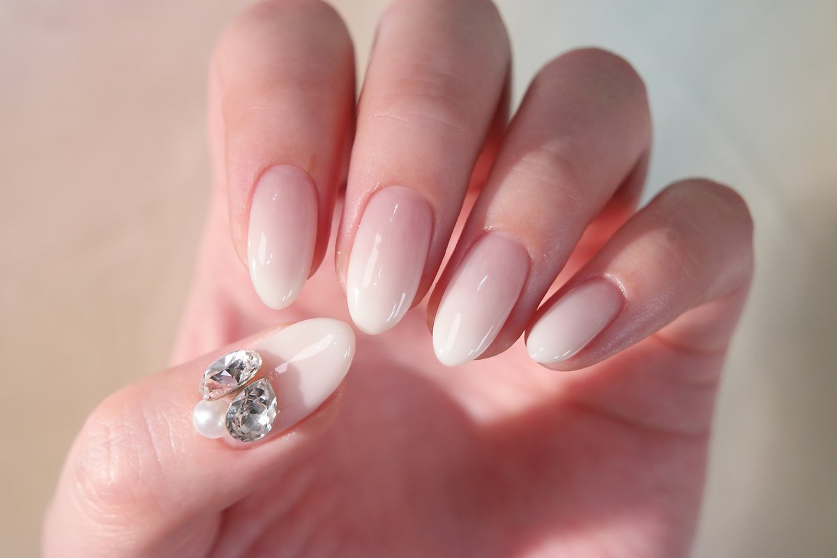 Nail màu trắng gạo đính đá đơn giản 