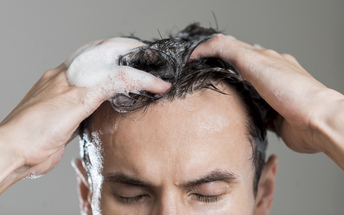 Tránh chà xát da đầu khi gội đầu để tránh làm tổn thương tóc