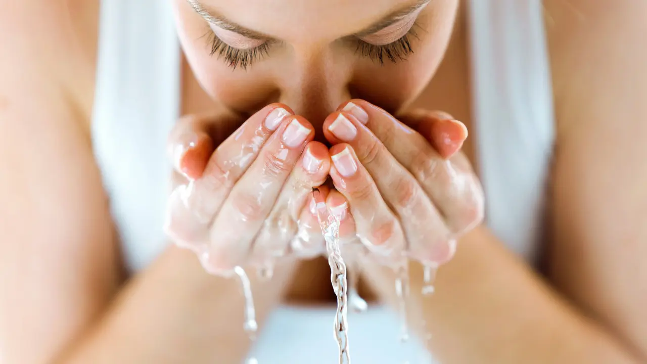 Làm sạch da mặt với nước ấm