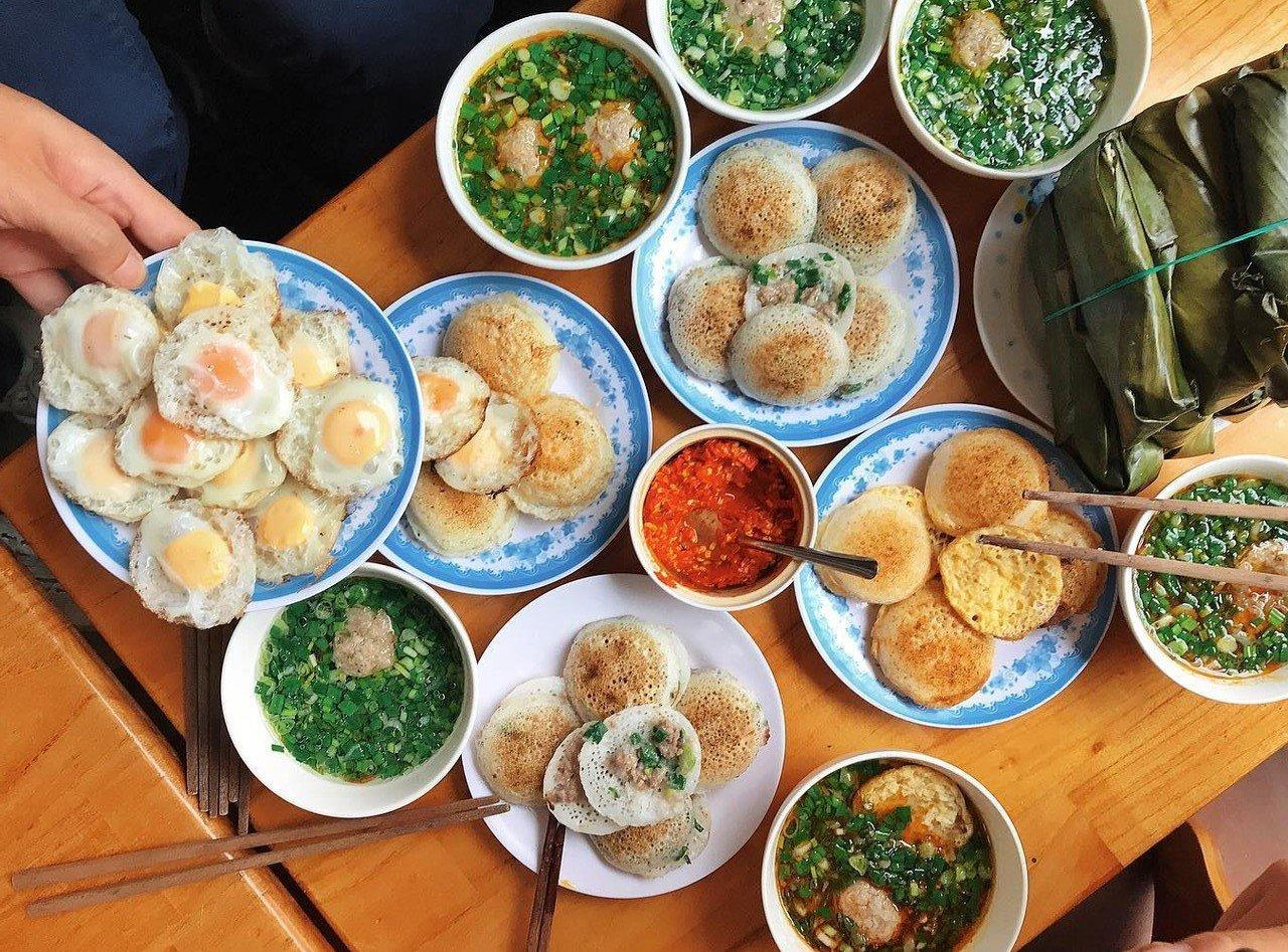 Bánh căn lệ nóng hổi với đa dạng các topping cho bạn bữa sáng trọn vẹn