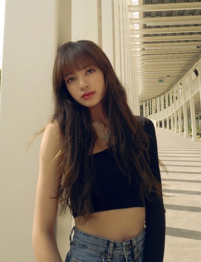 Tóc dài mái bằng rất được nhiều người yêu thích, trong đó có nữ idol Lisa 