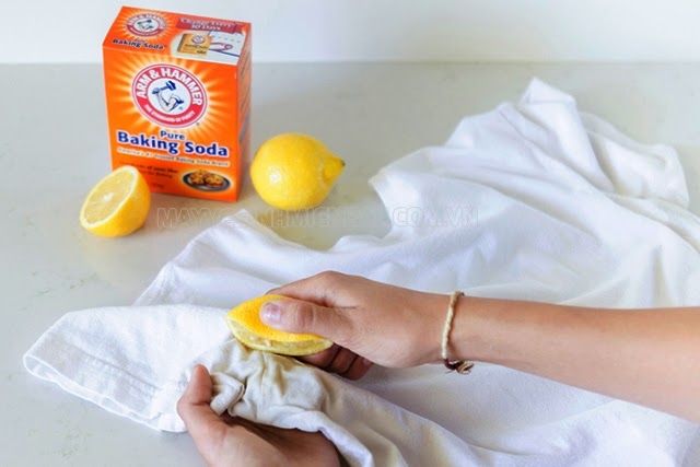 Dùng chanh và baking soda để tẩy mốc quần áo