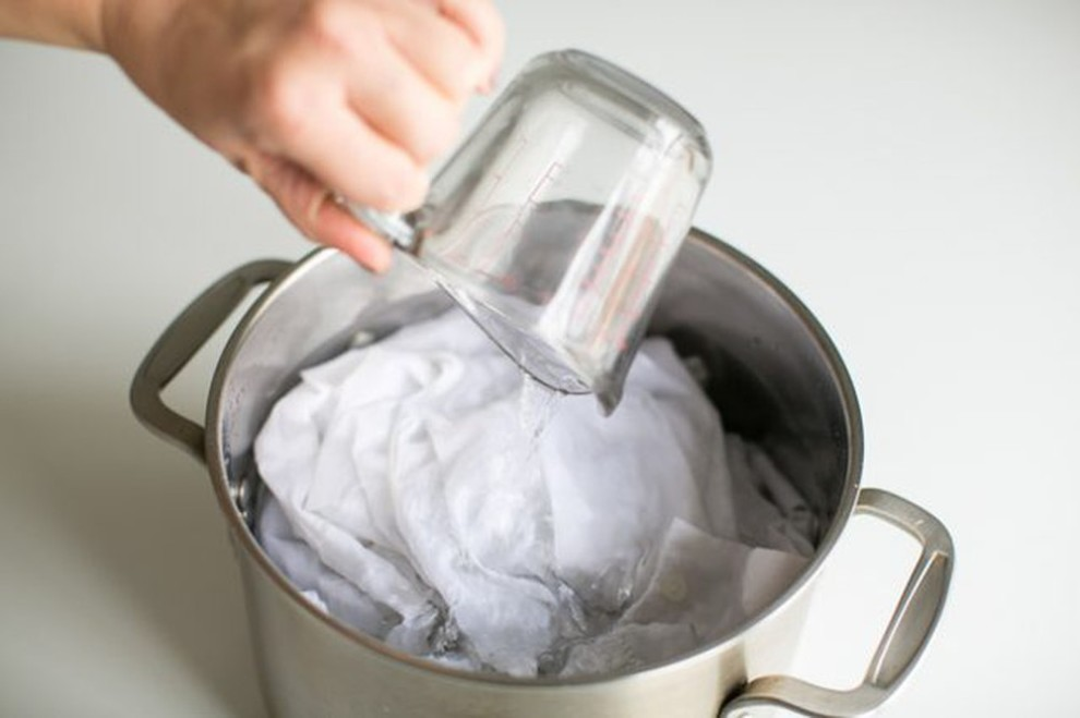 Dùng giấm để tẩy mốc quần áo