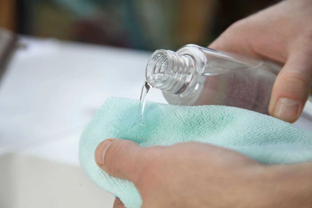 Dùng Oxy già để tẩy mốc quần áo