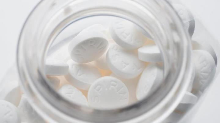 Dùng Aspirin để tẩy mốc quần áo
