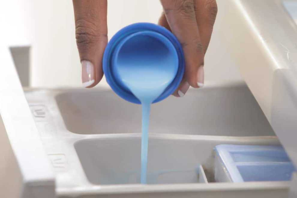 Sử dụng nước xả vải để quần áo thơm lâu