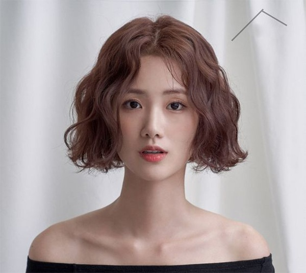 Kiểu tóc uốn nắn xoăn xù mới mẻ kỳ lạ cho tới cô bé mặt mũi nhiều năm và gầy