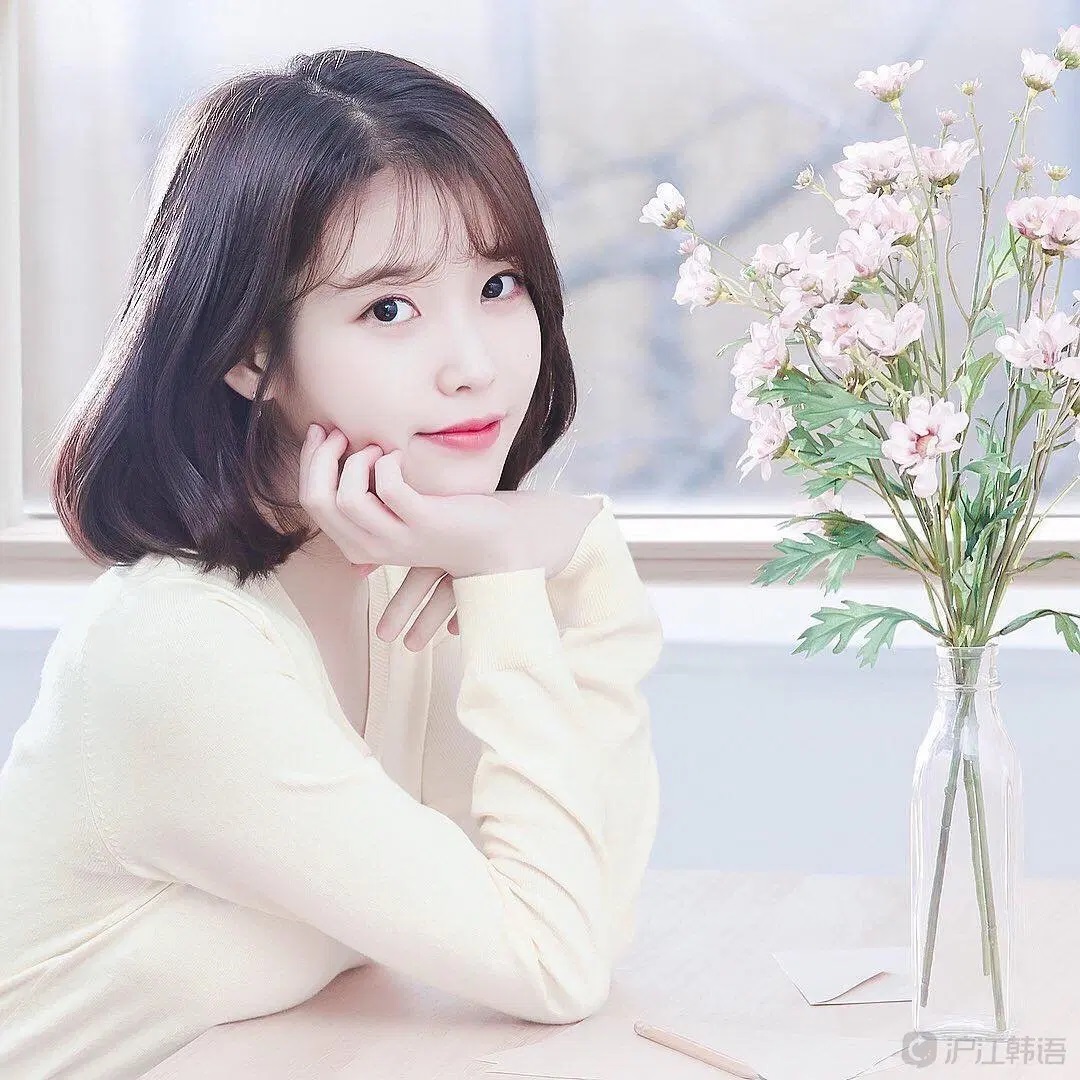 Mái thưa đem phối kết hợp tóc uốn nắn đuôi đem đến sự tươi trẻ, xinh xẻo mang đến chúng ta phái đẹp
