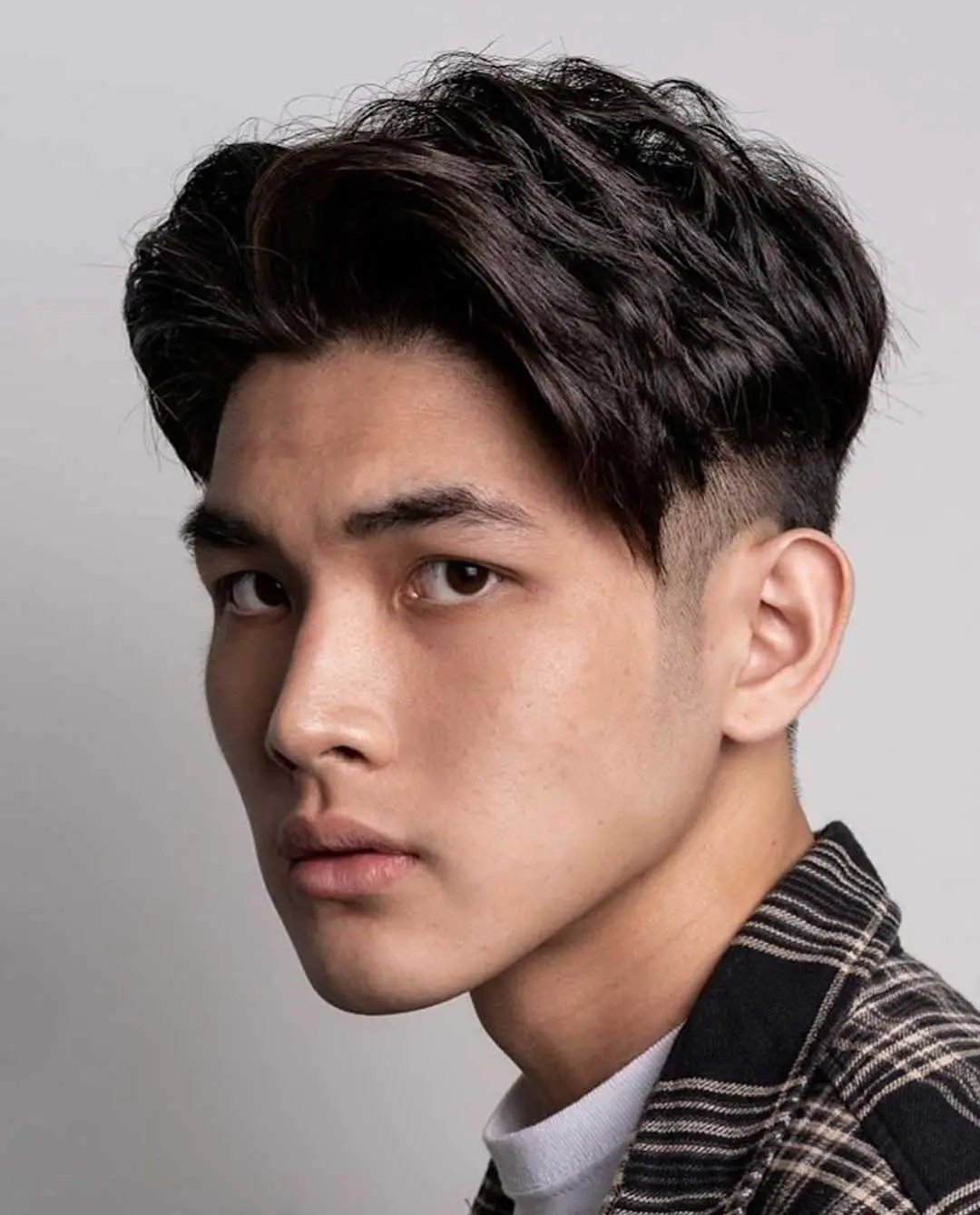 Kiểu tóc side part uốn Hàn Quốc được nam giới ưu ái bởi sự mới lạ và trẻ trung