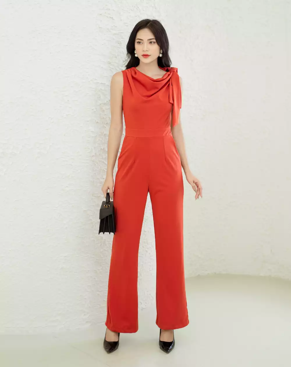 Các cô gái vô nằm trong tân tiến với cỗ jumpsuit 