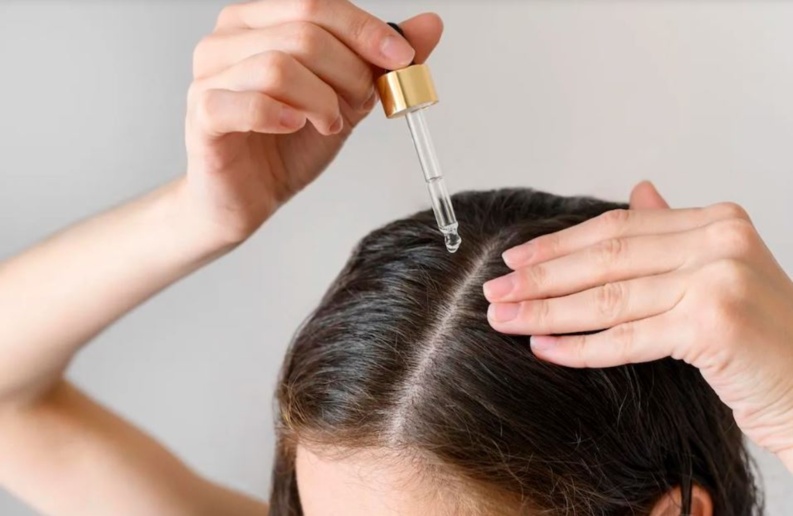 Sử dụng các sản phẩm chăm sóc tóc là việc làm quan trọng để mái tóc uốn luôn mềm mượt 