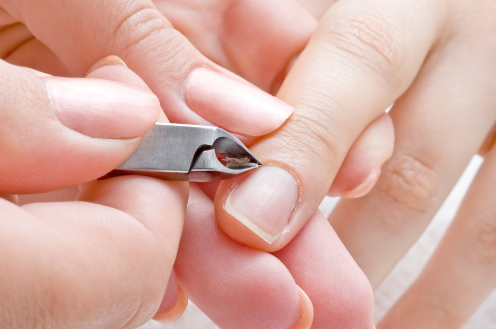 Sử dụng bấm móng tay đúng cách để loại bỏ các phần da thừa bị xước trên móng tay 