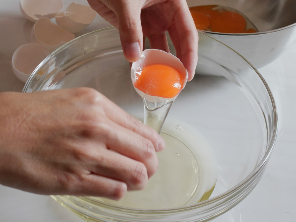Sơ chế nguyên liệu làm bánh bông lan