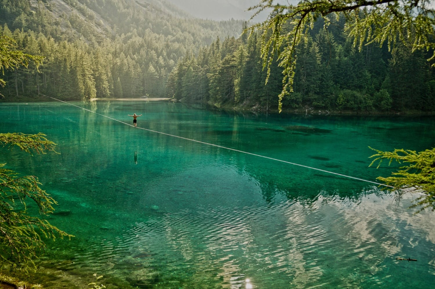Hồ xanh là hồ nước tự nhiên, được bao quanh bởi những hòn đá lớn nhỏ và cây xanh trù phú, tạo nên bức tranh thủy mặc tuyệt đẹp