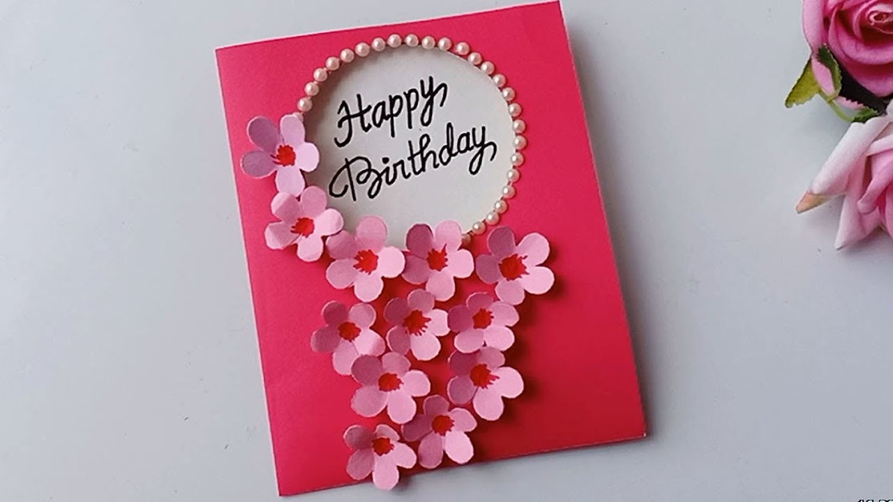 Thiệp chúc mừng sinh nhật người yêu tạo điểm nhấn với bông hoa nhỏ
