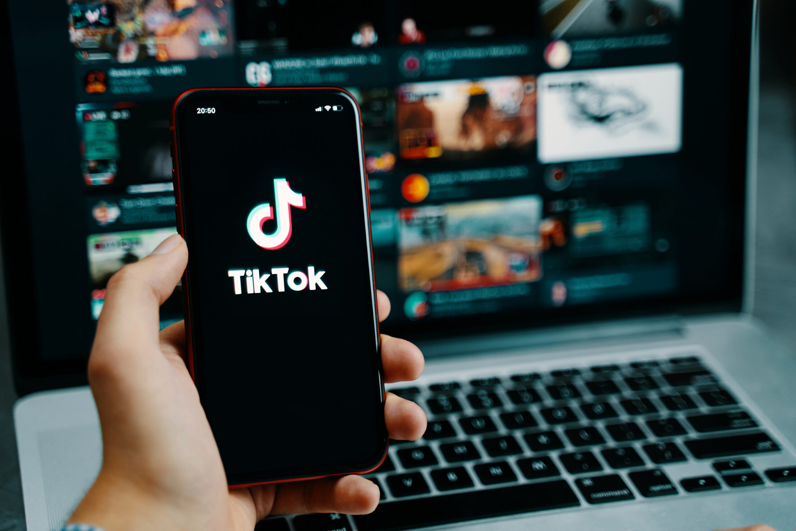 Bạn có thể tải video TikTok về điện thoại, máy tính và máy tính bảng