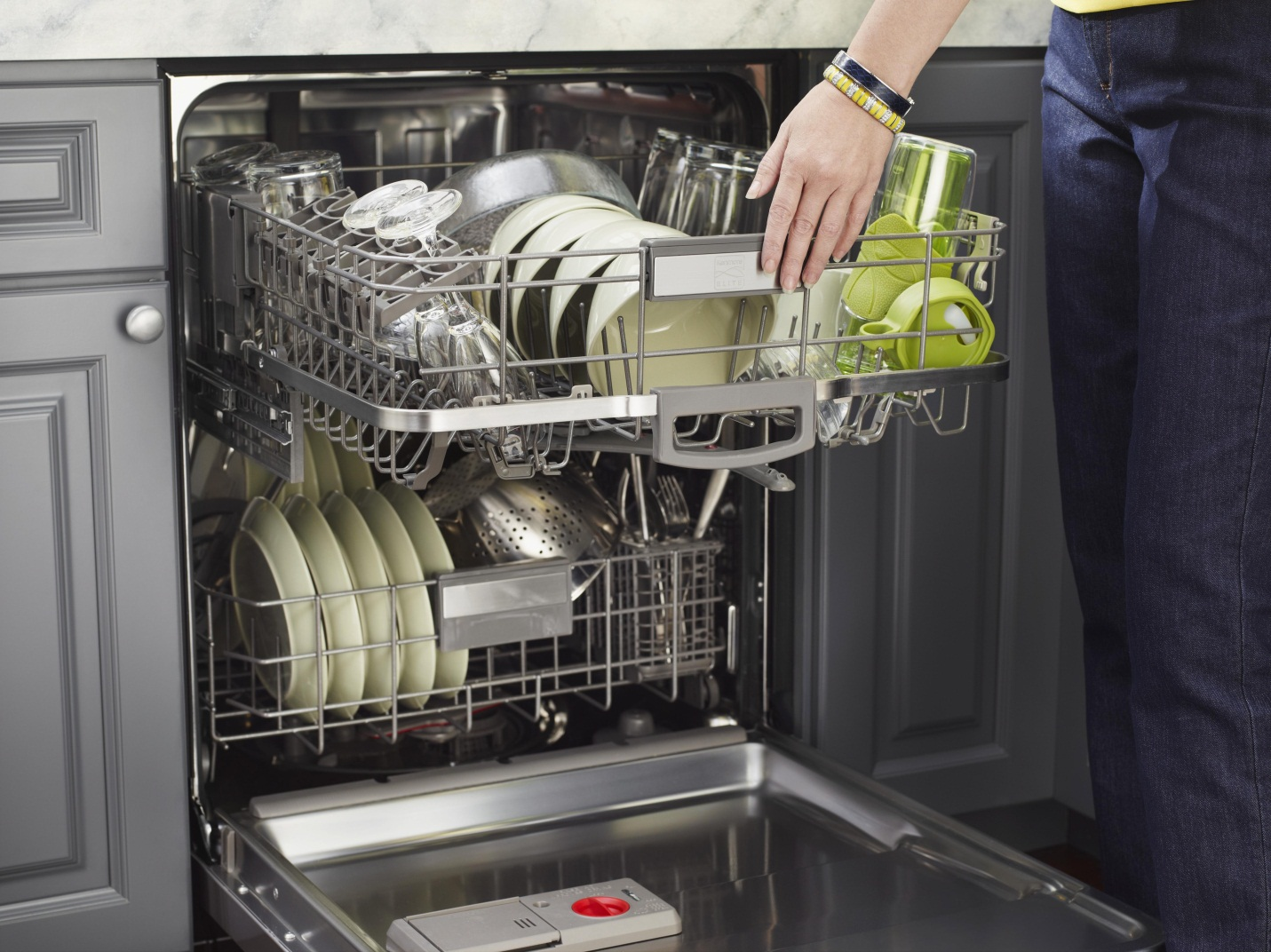 Máy rửa bát có nhiều chế độ rửa khác nhau giúp làm sạch chén đĩa 