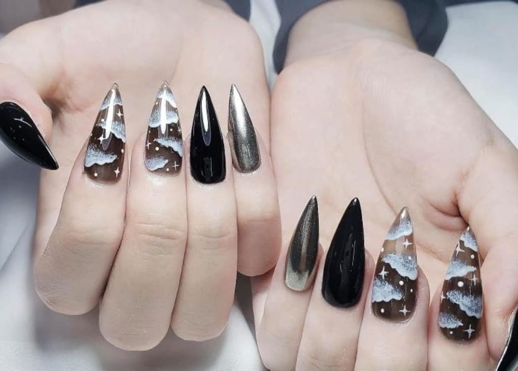 Mẫu nail mây màu đen thể hiện sự sang trọng và quyền quý