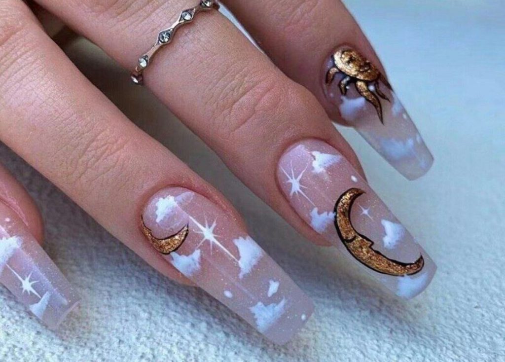 Mẫu nail đám mây kim tuyến nổi bật bởi vẻ đẹp lung linh, lấp lánh
