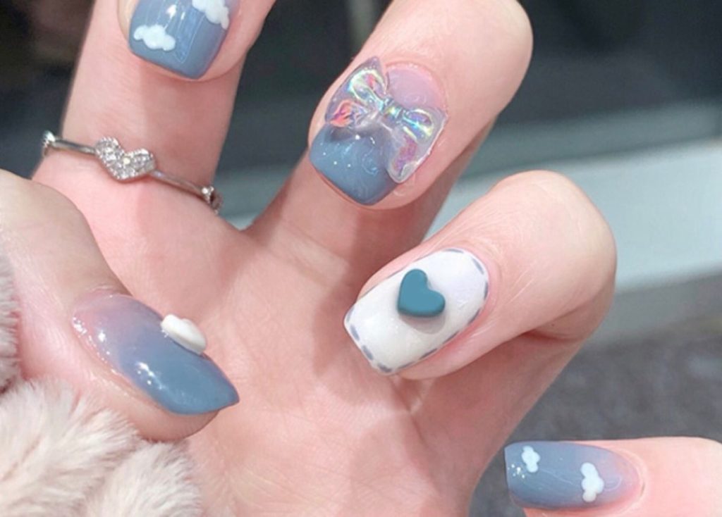 Mẫu nail đám mây đính charm đẹp dễ thương dành cho các bạn nữ.