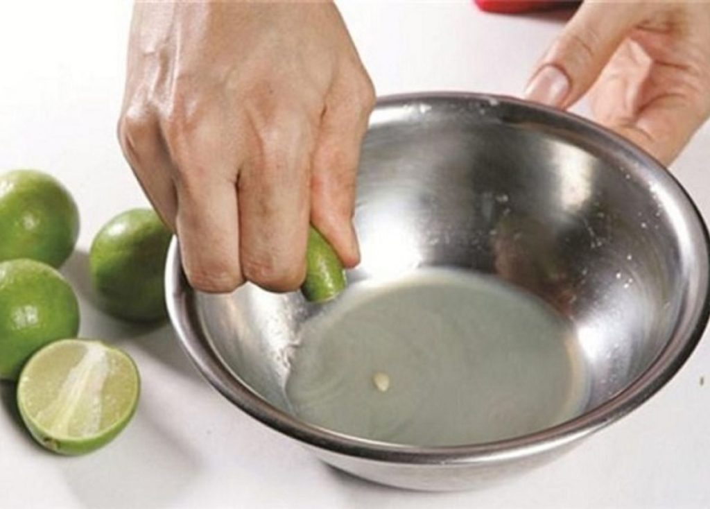 Dùng nước cốt chanh để khử mùi nhựa của nồi chiên không dầu