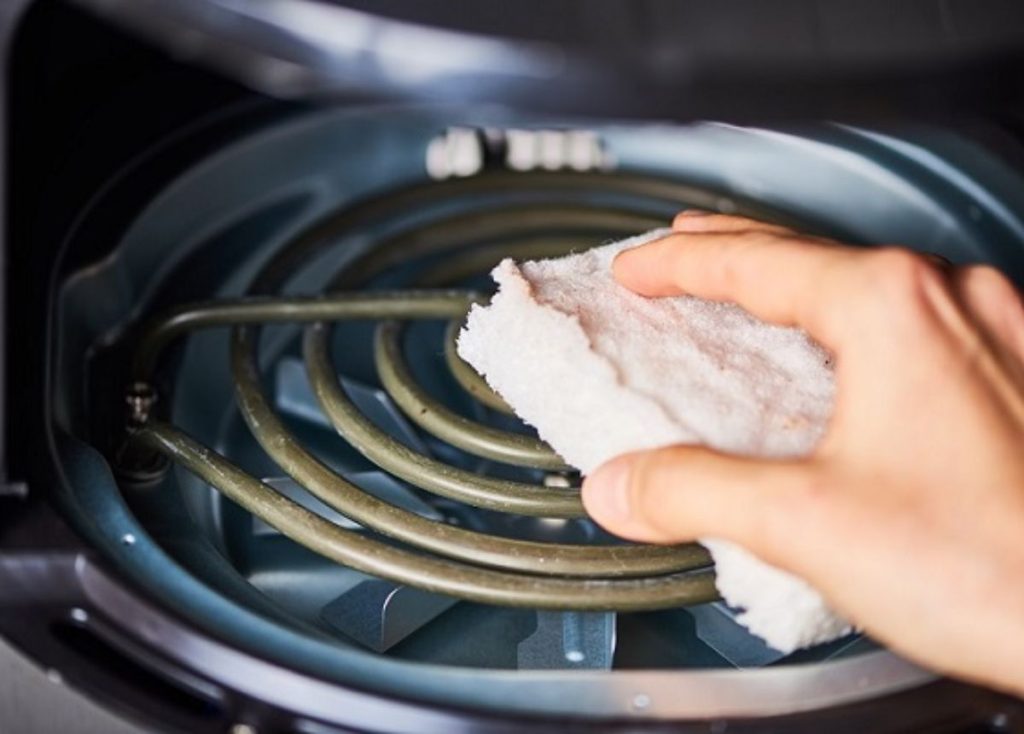 Dùng khăn mềm lau sạch sẽ mayso của nồi chiên sau khi sử dụng
