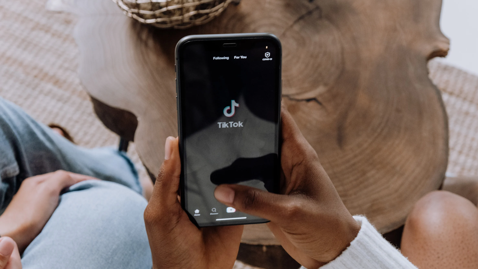 Mở ứng dụng TikTok trên thiết bị điện thoại