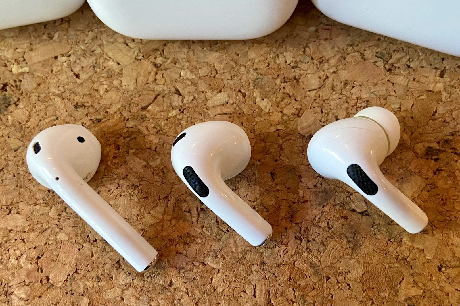 Sự khác nhau về tai nghe giữa Apple AirPods 1 (bên trái), AirPods 3 (ở giữa) và AirPods Pro (bên phải)