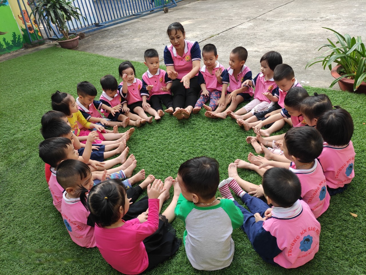 Trò chơi đập bàn tay xuống đất 