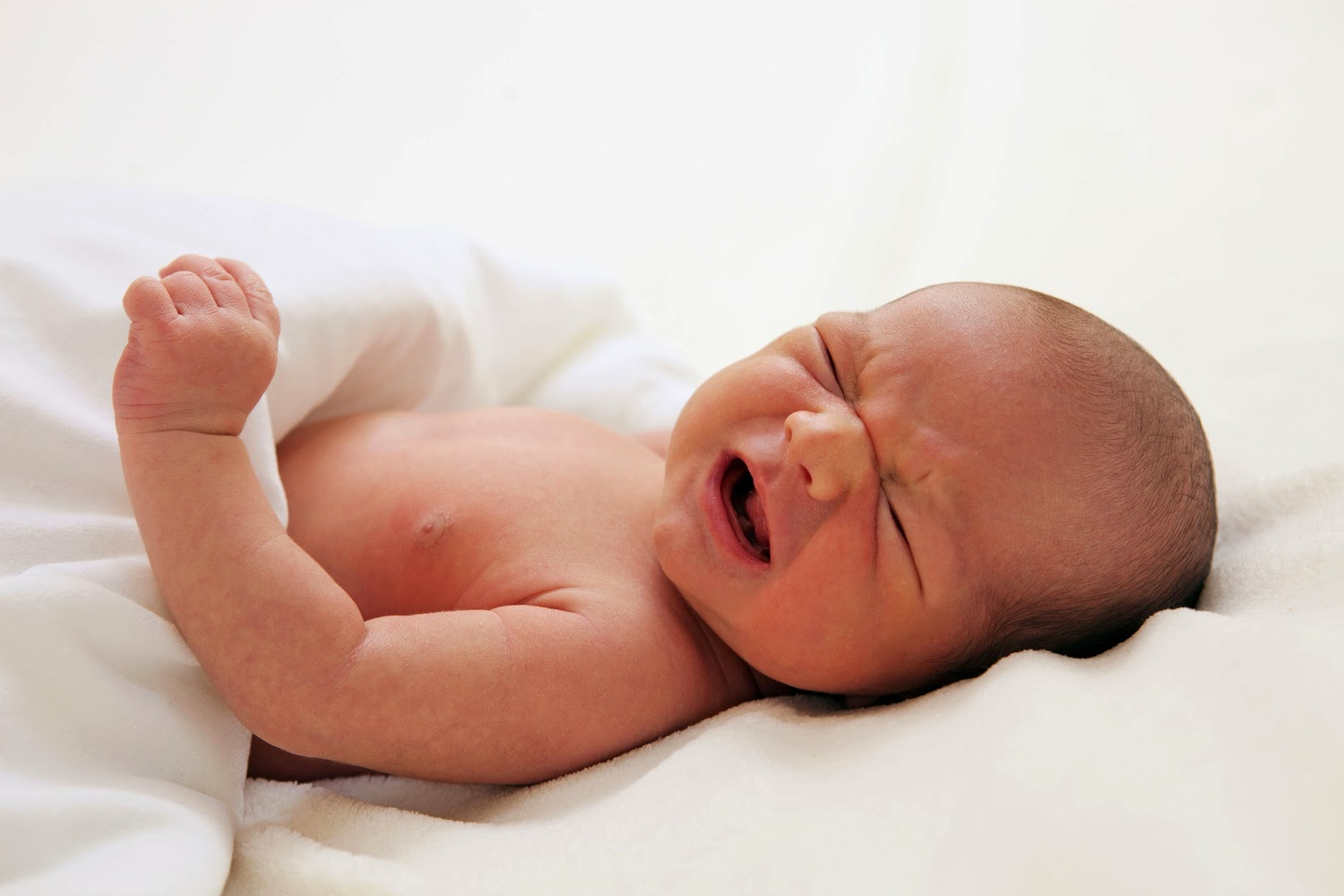 Trẻ sơ sinh thường không ngủ vào ban đêm do khát sữa và đói bụng