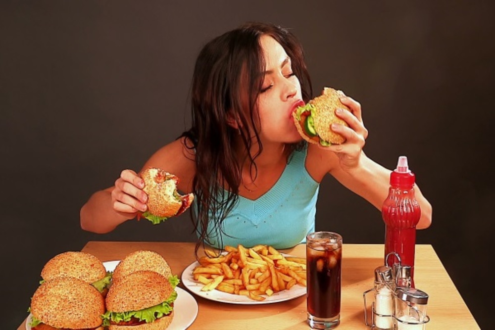 Chế độ sinh hoạt không hợp lý là một trong những nguyên nhân làm cho lỗ chân lông to