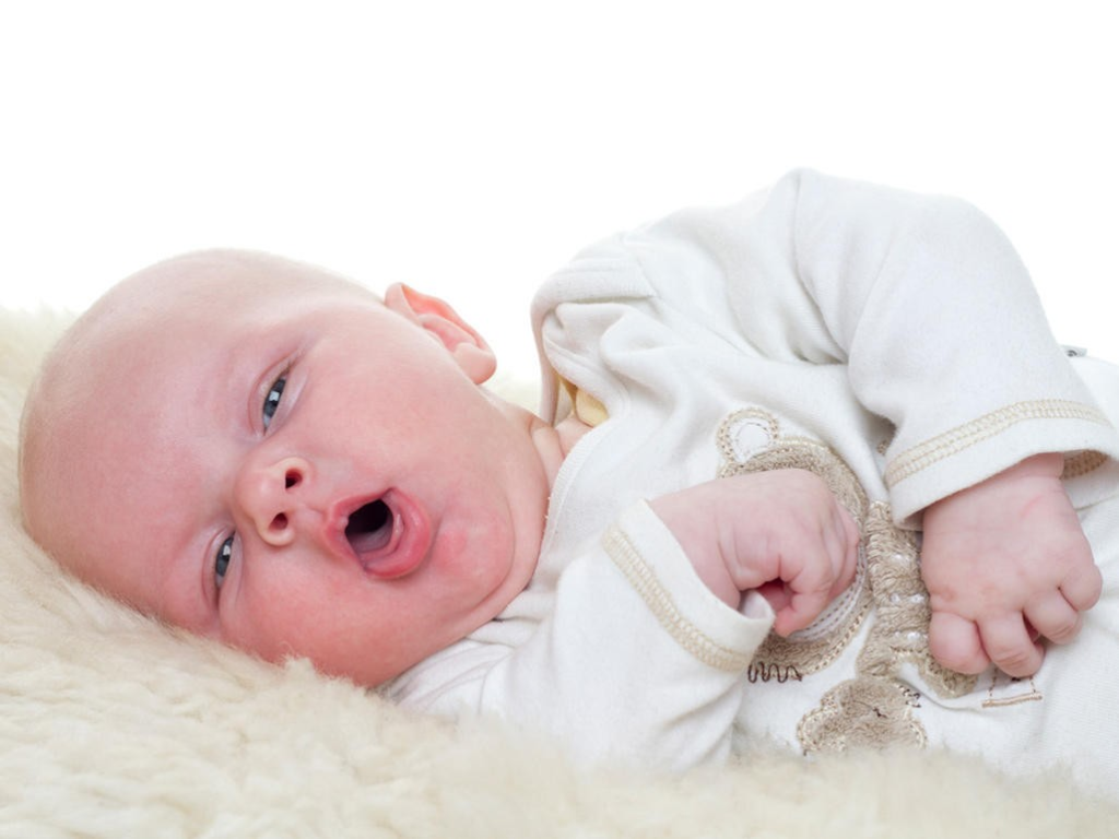 Trẻ sơ sinh bị ho do viêm đường hô hấp trên 